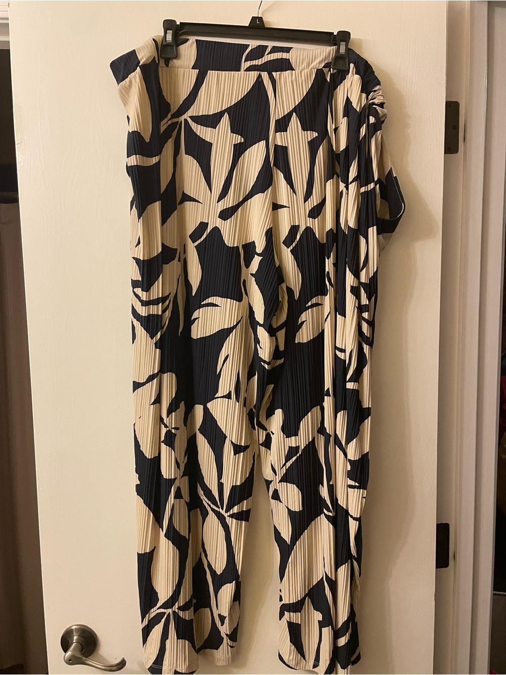 Liz Claiborne Navy & Cream Wide-Leg Pleated Pants